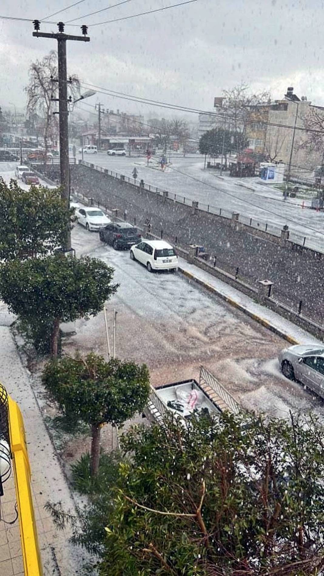 Yıldırım düştü, en üst kattaki dairenin tavanında delik açıldı! O kentte korkutan olay 6